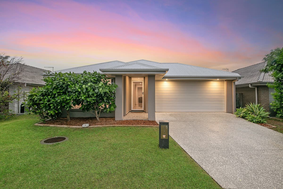 Very neat 4 bedroom family home with multiple living!
