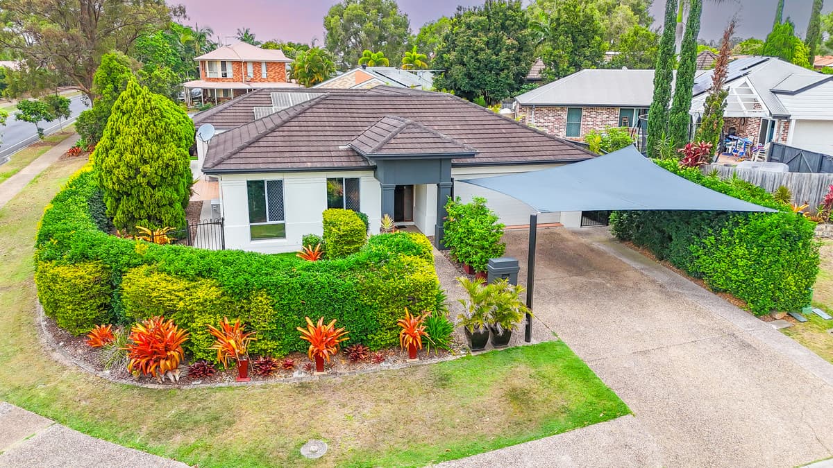 High quality, modern family Home, multiple living areas, 733 SQM block!