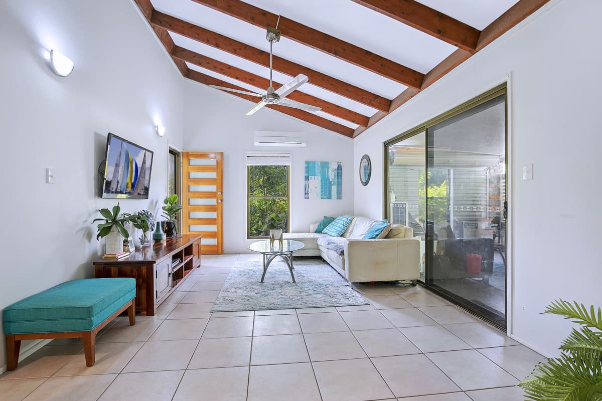 Gorgeous Petrie home with raked ceilings, large entertaining area and backyard!