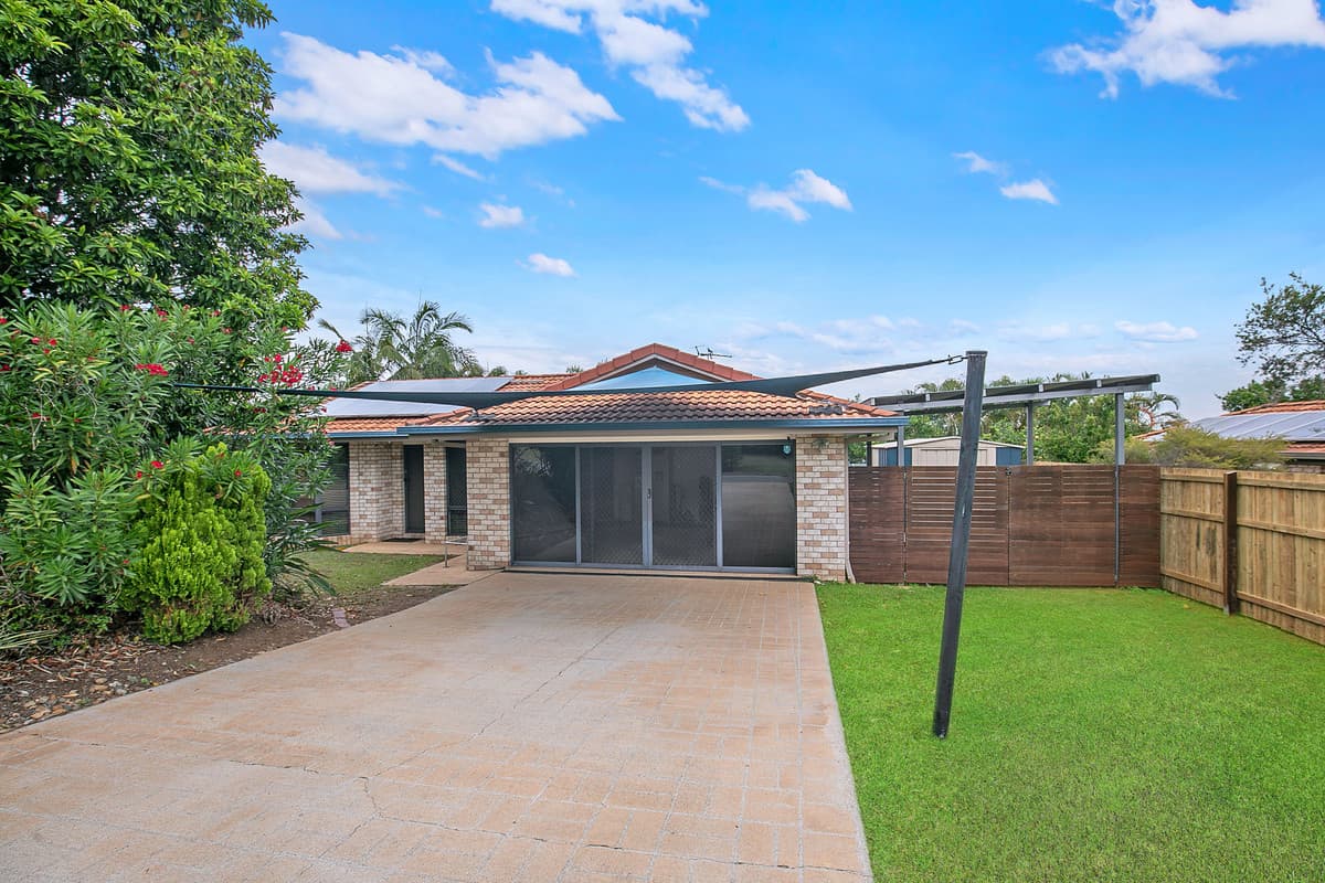 Large home on big 720sqm block, multiple living areas, side access!