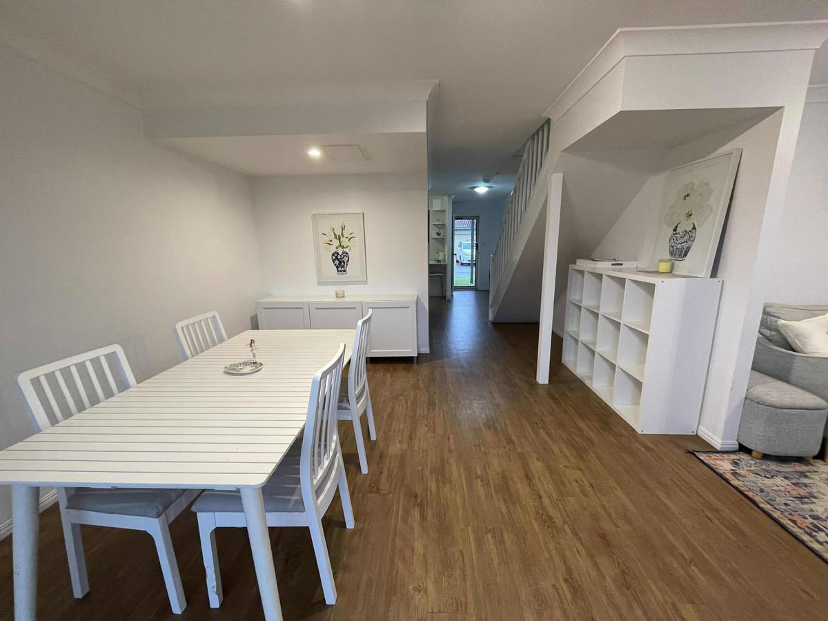 Renovated townhouse in great complex central to amenities!