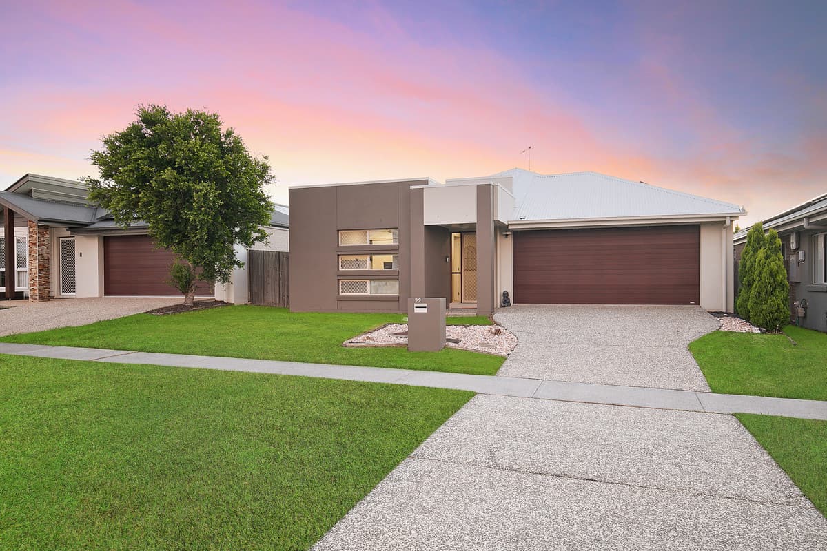 4 Bedroom family home, ducted a/c, multiple living on 451sqm block!