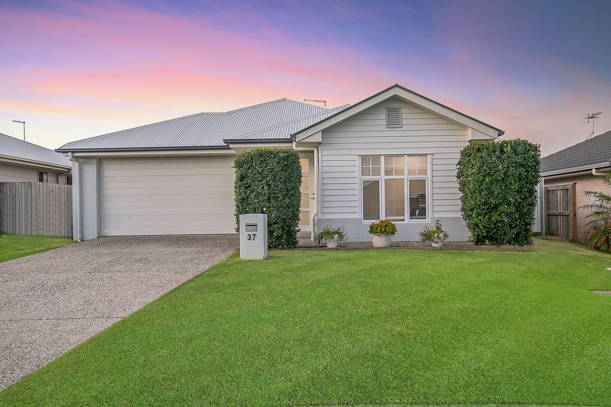 Beautiful near new family home, 3 living areas, 9ft ceilings, ducted air-con on 450 sqm block!