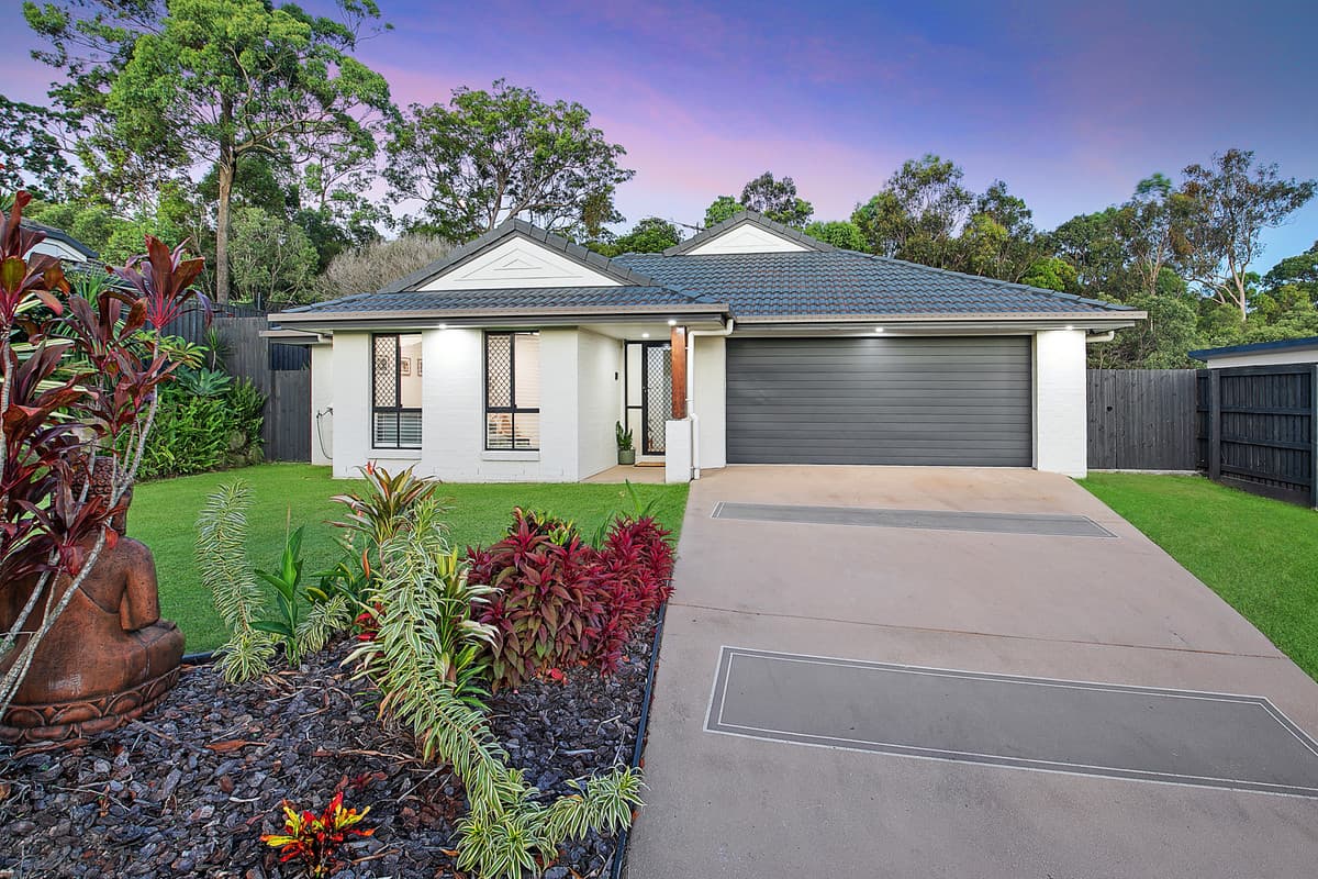 Renovated 4 Bedroom Family Home, Multiple Living Areas, Ducted Air-con on 632sqm block!