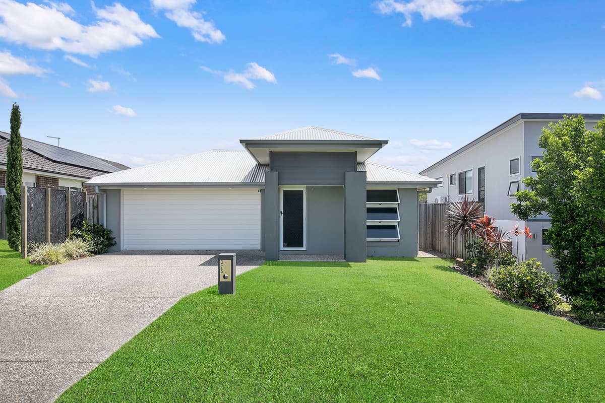 Neat 4 bedroom family home with multiple living areas!
