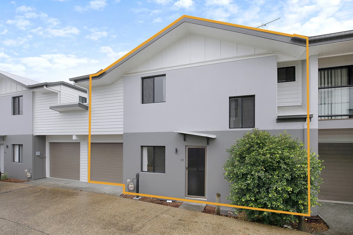 Spacious Townhouse with Pool & BBQ Facilities in Murrumba Downs!