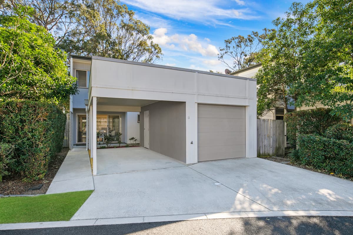 Modern Townhouse with Private Courtyard, Balcony, Ducted Air-con & two car accomodation!