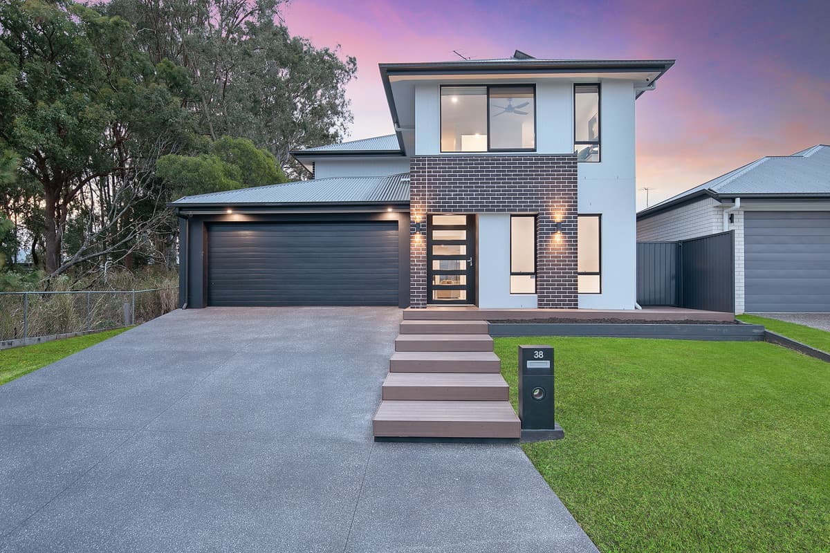 Large family home with 5th bedroom/extra living option, multiple living areas and stunning outdoor entertaining!