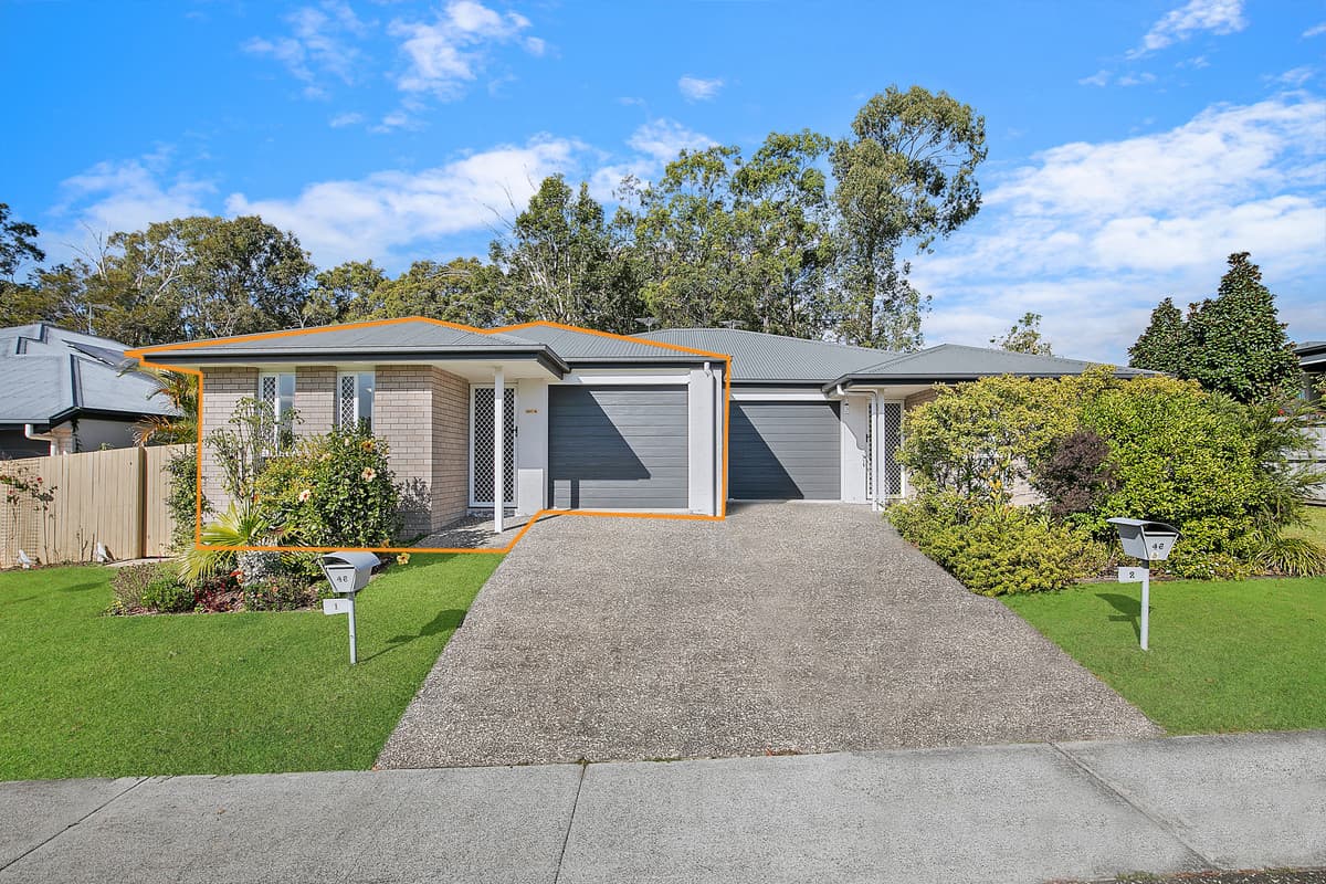 Modern low-set 3 bedroom duplex that is close to everything!