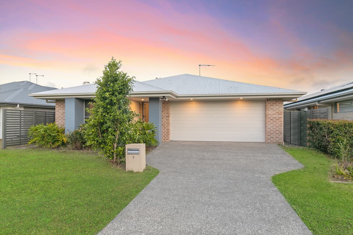 4-bedroom family home with a versatile floorplan, mulitple living & ducted air-conditioning!
