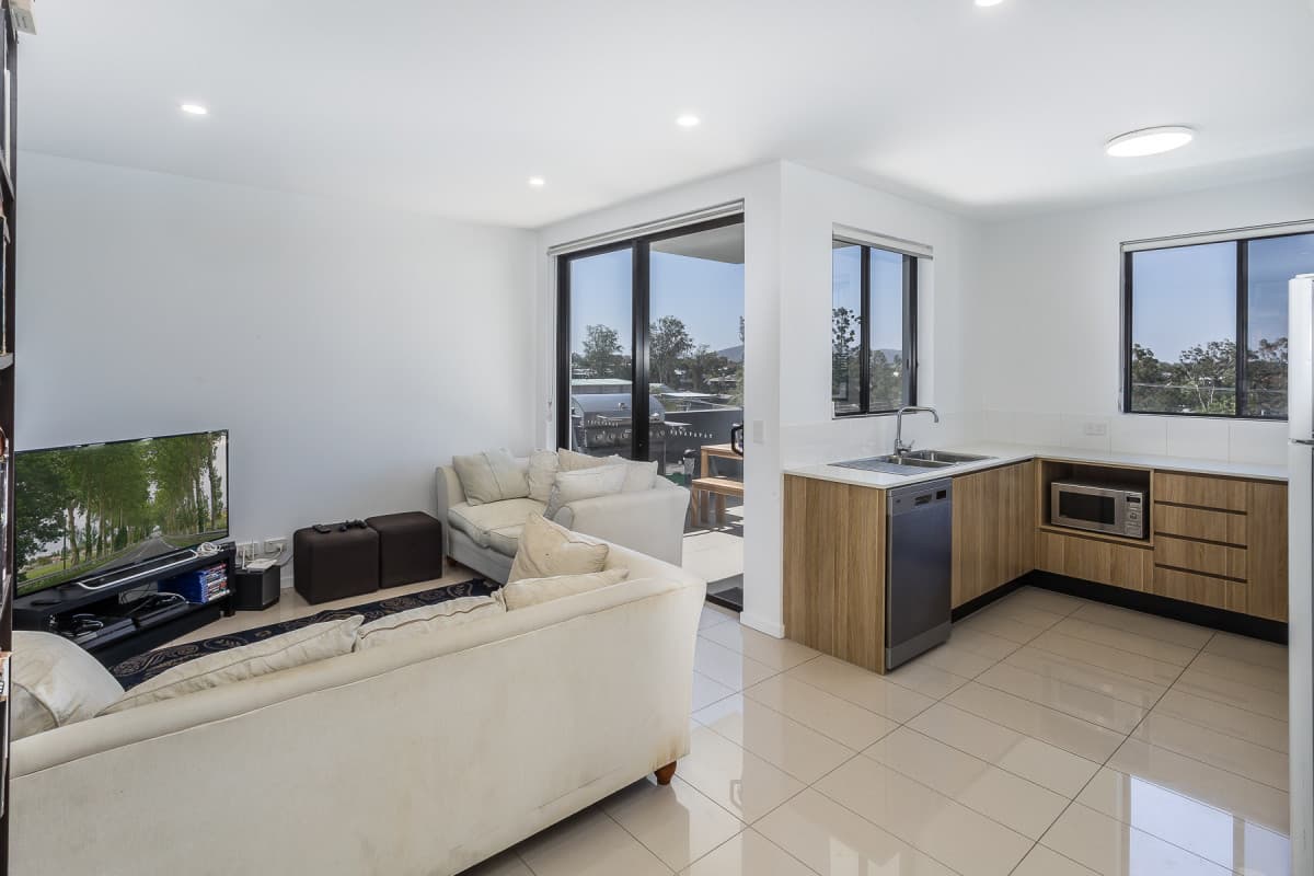 Classy apartment with ducted air con and city and mountain views!