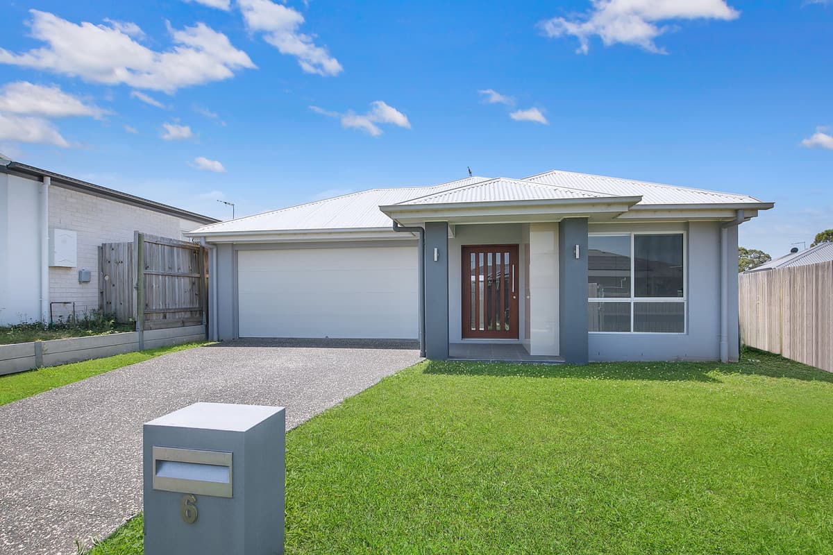 Large family home with ducted air-con, multiple living on a larger block!