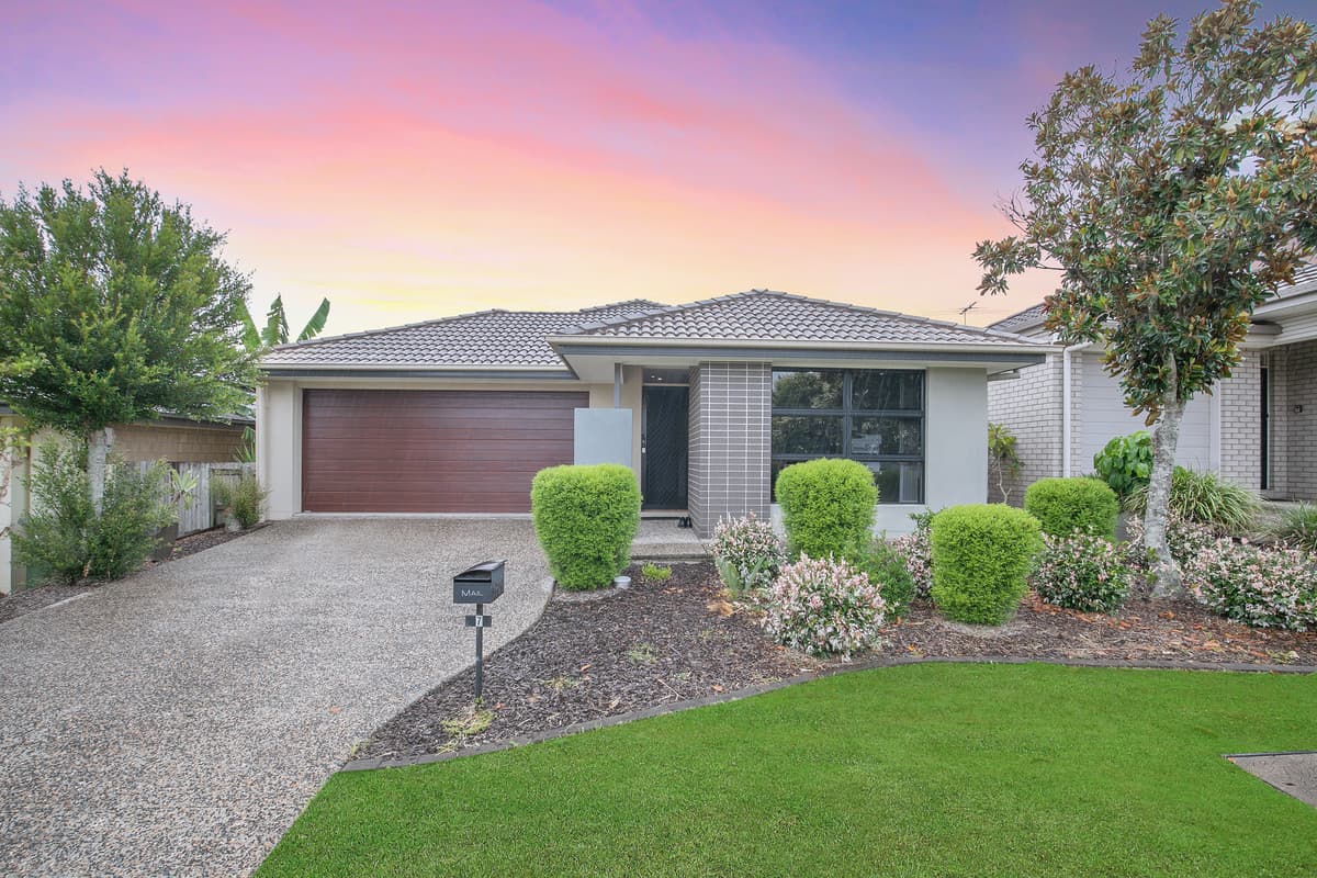 Neat 4 bedroom family home with multiple living areas!