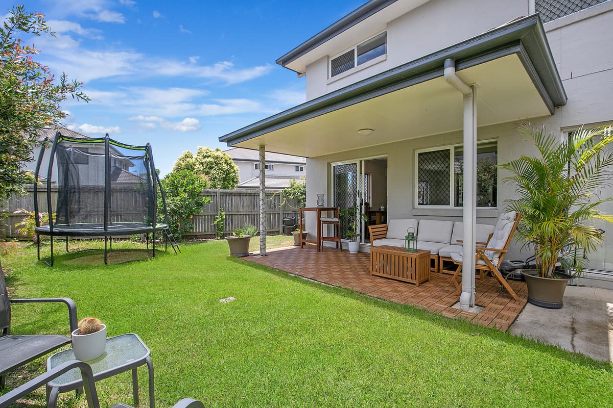 Modern 3 bedroom townhouse with large backyard!