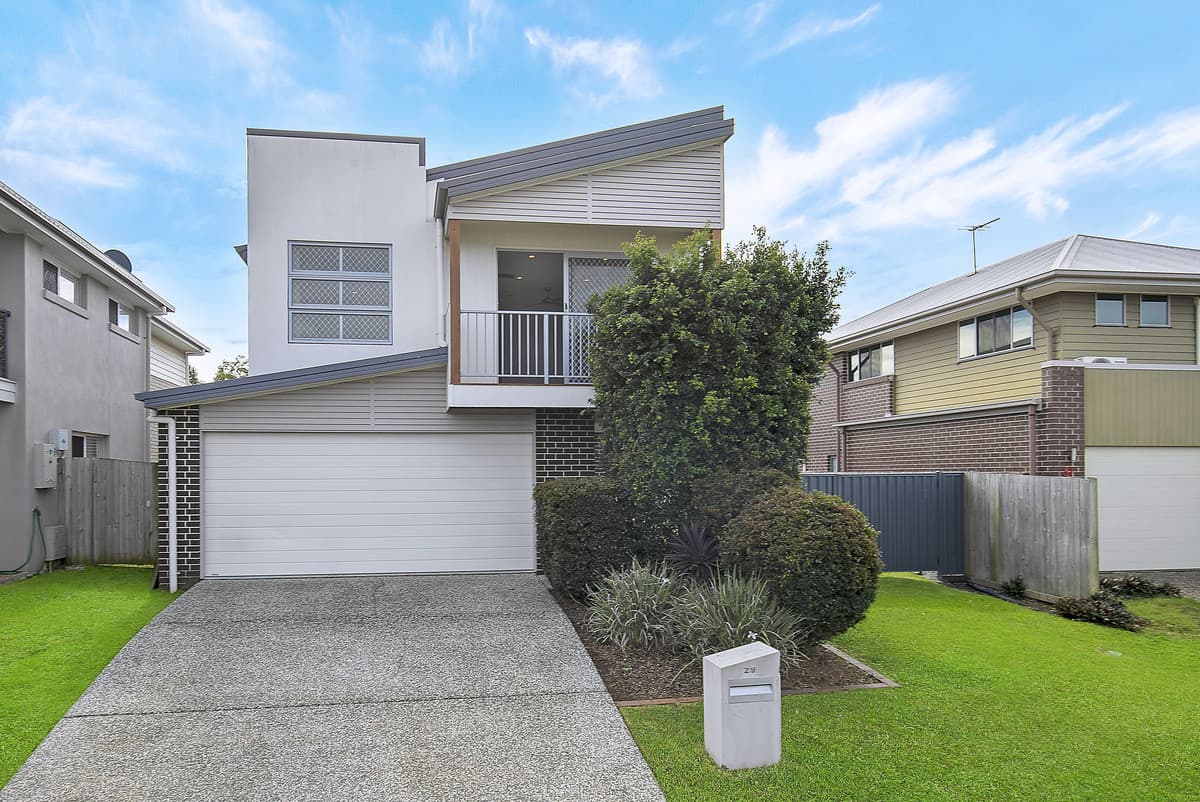 Highset home in quiet culdesac with 3 bathrooms and city glimpses!