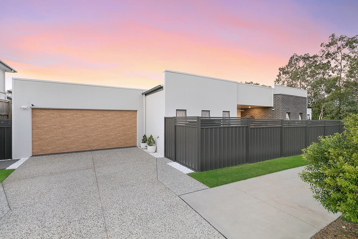Near new 4 bedroom family home with beautiful finishes!