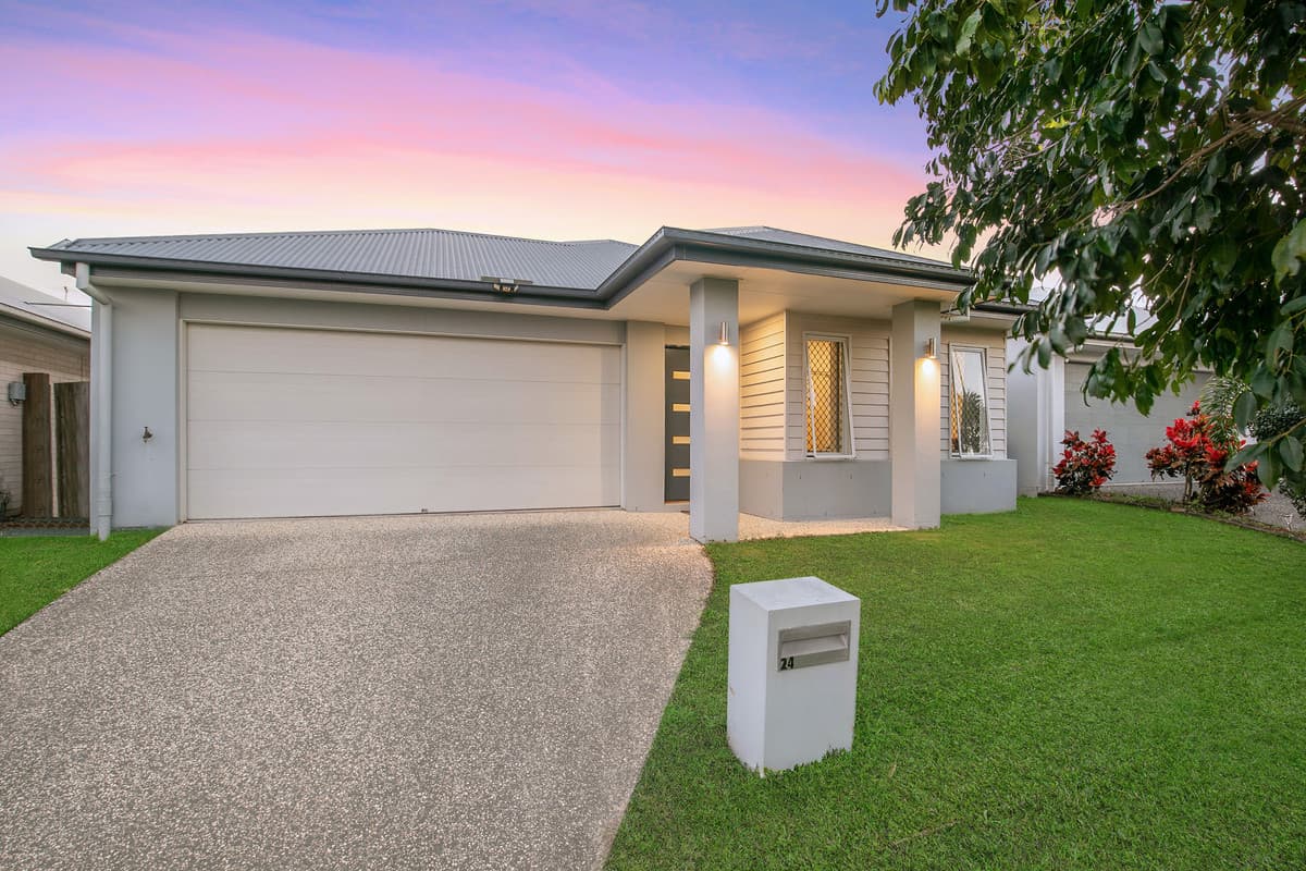 4 Bedroom Family Home, Multiple Living Areas, Beautiful Kitchen & Ducted Air-conditioning!