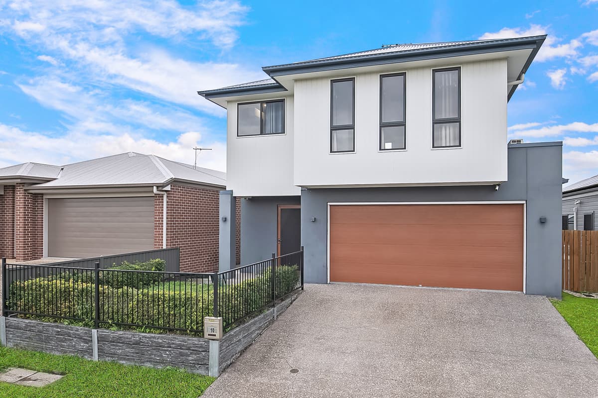 Gorgeous family home close to schools with enclosed patio!