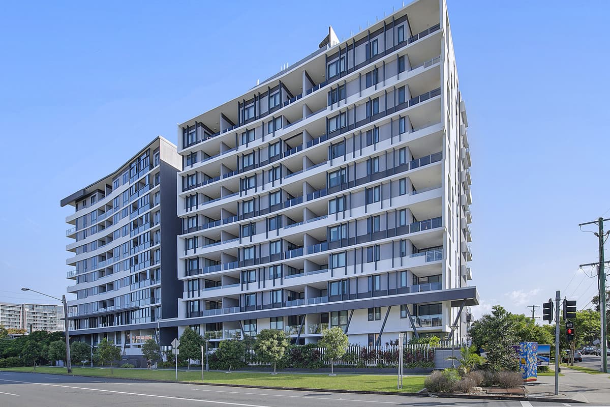 Stunning 2 bed 2 bath apartment with balcony and ducted air!