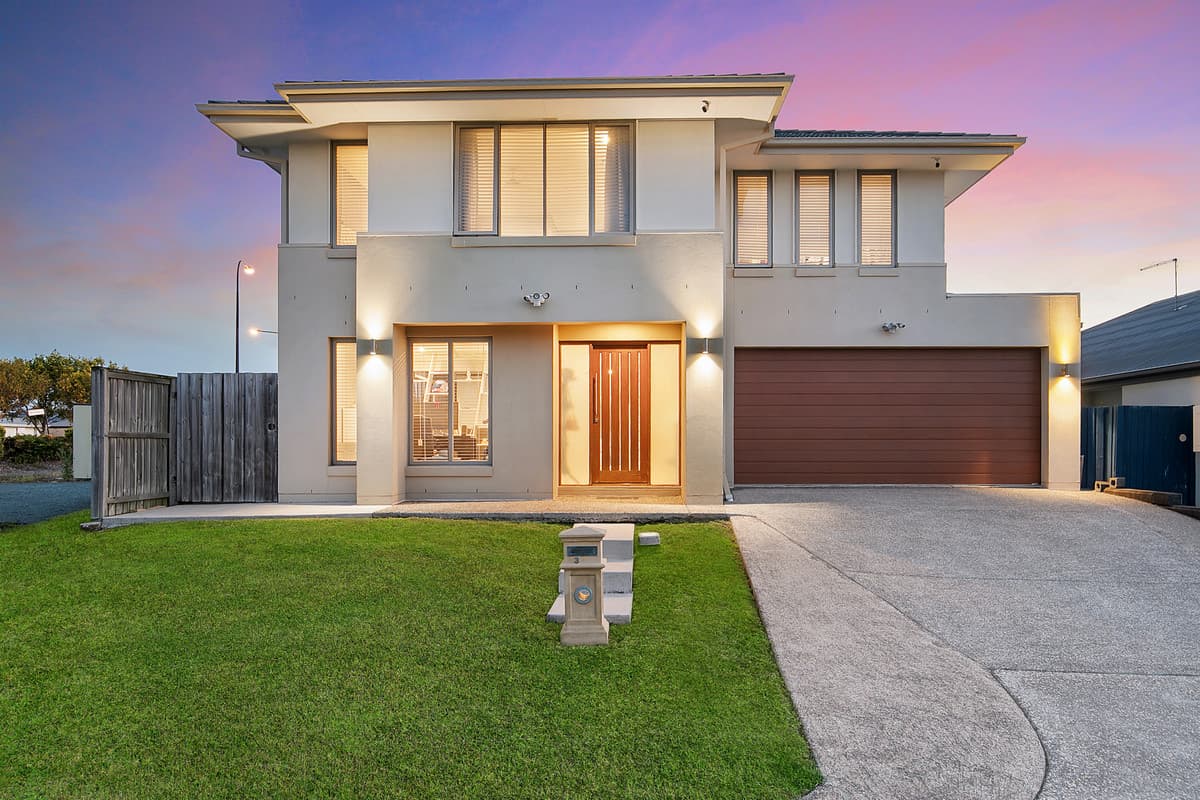 Grand-Scale Metricon Living in an Elevated Griffin Crest Position