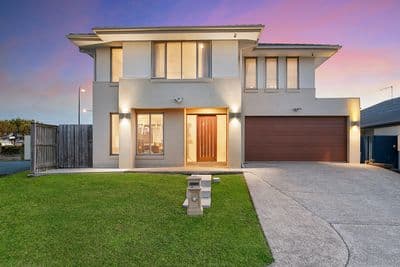 Grand-Scale Metricon Living in an Elevated Griffin Crest Position
