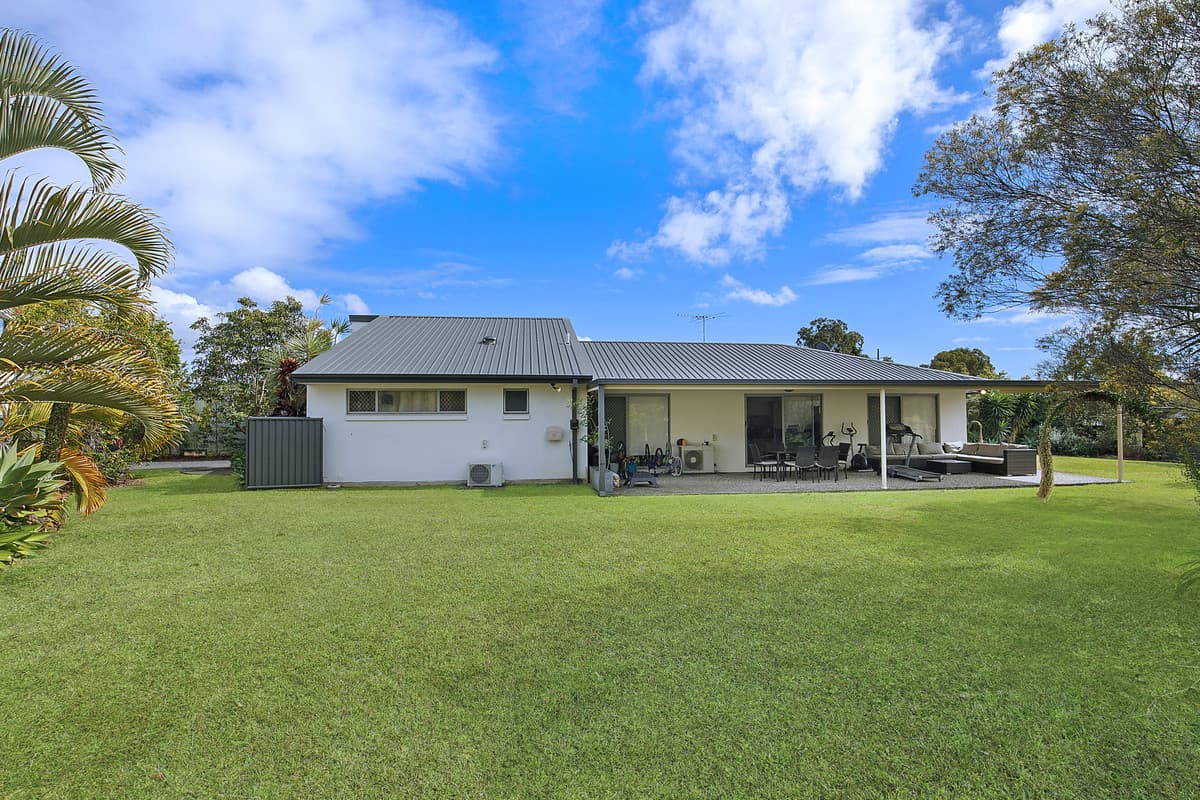 Villa with large yard located within a complex!!