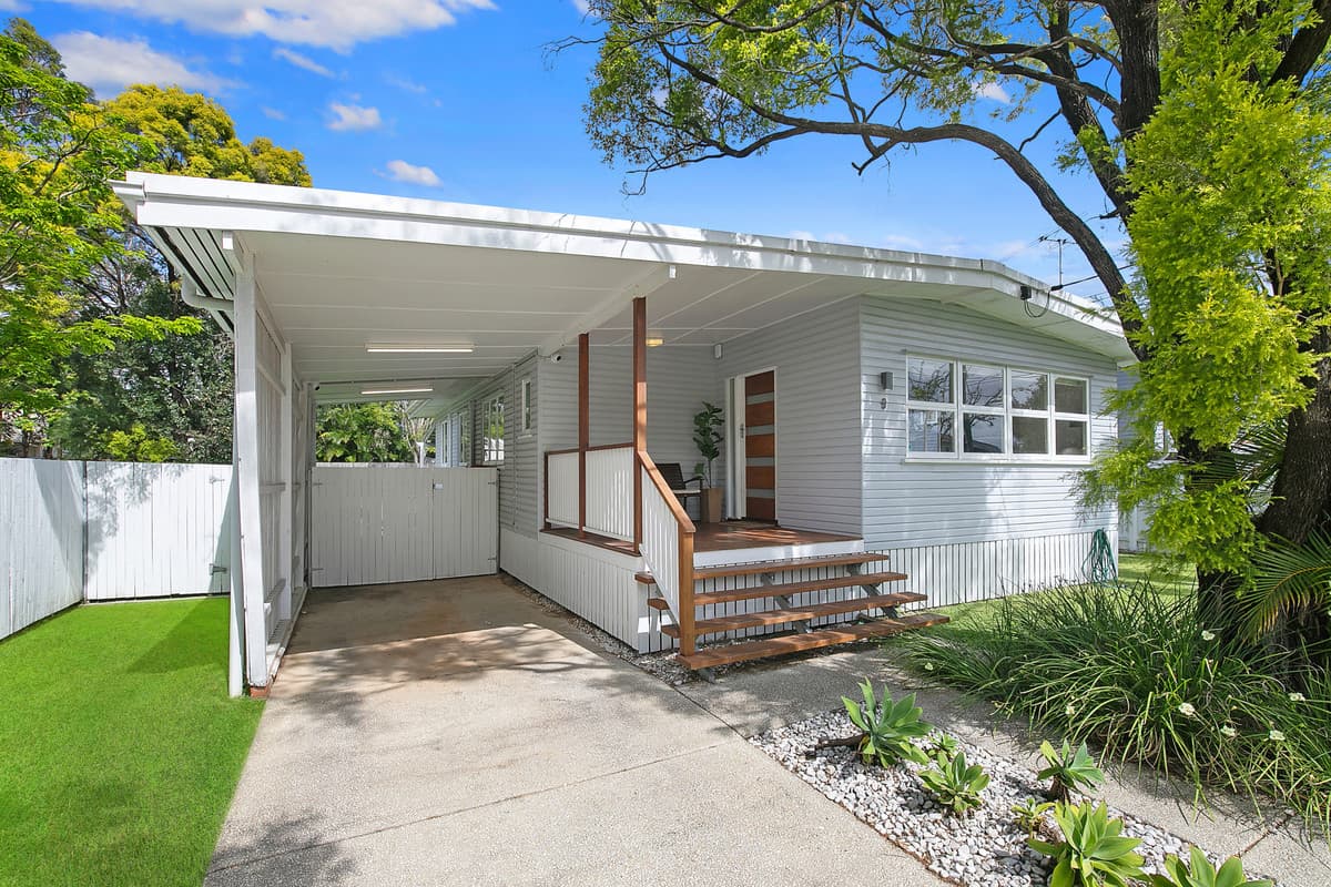 Quaint, air conditioned cottage with the wow factor – bring the boat or caravan!