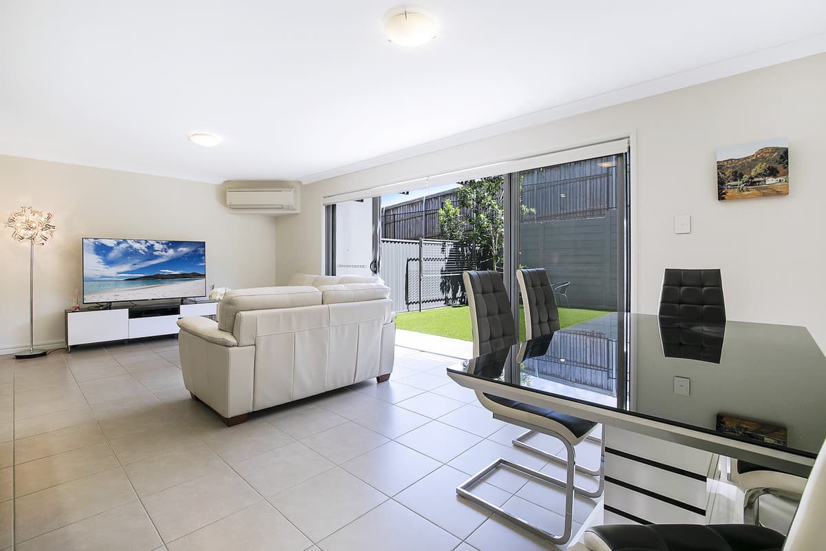 Stylish Townhouse, Private Courtyard, Double Garage, Close to all Amenities!