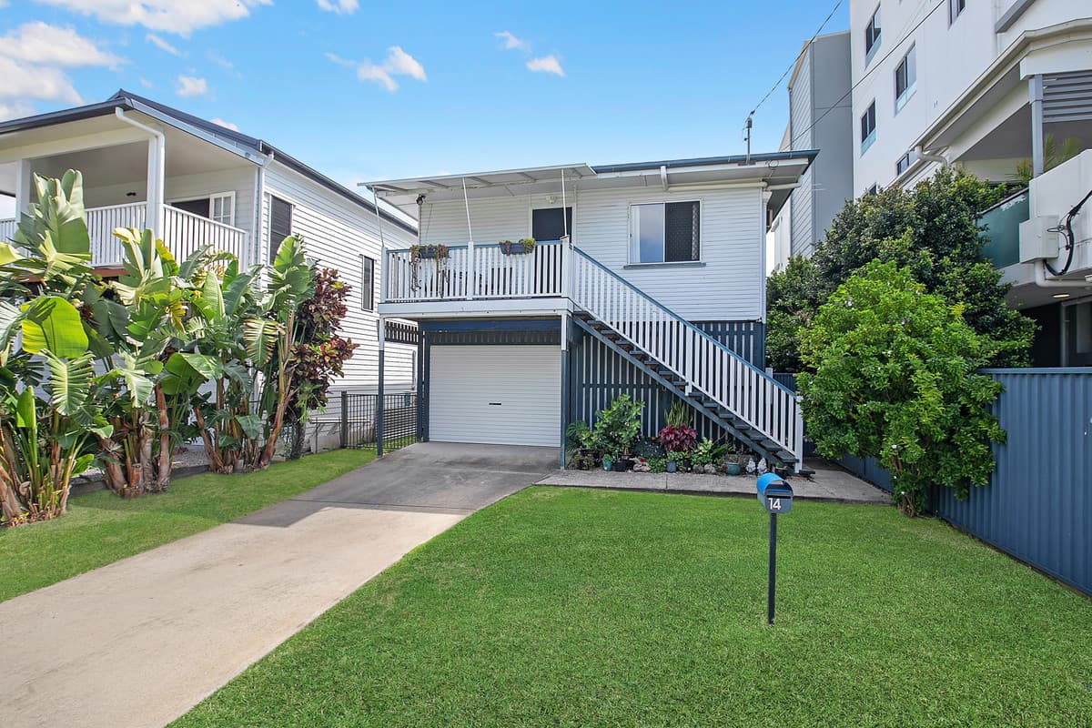Beautiful highset home - Walking distance to the ocean